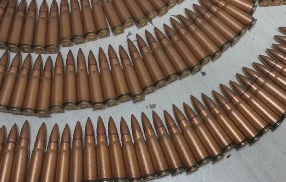 今早,银川一男子提着一箱子弹走进派出所!