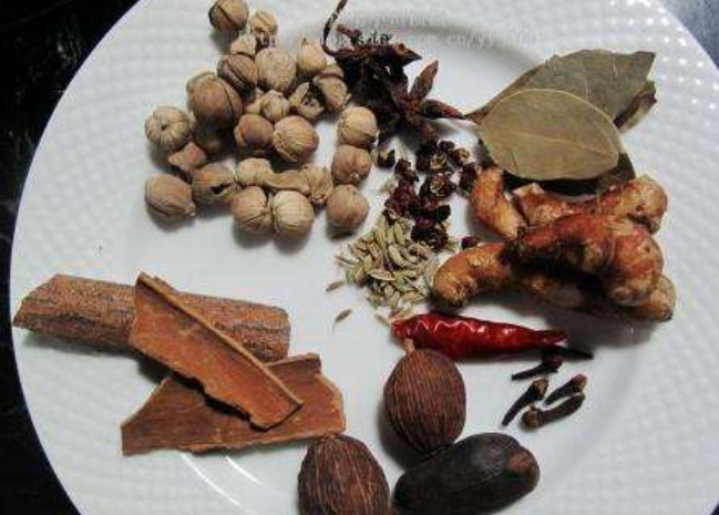 过高不仅压制食材本身的鲜香味,还会导致卤水中有很大的中药味,并且