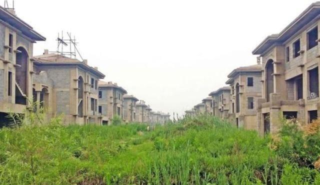 天津再现荒城8000栋别墅卖不出周围长满杂草无人居住