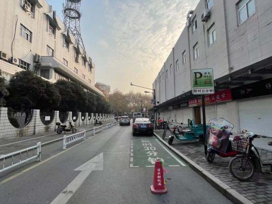 去杭州钱江小商品市场办年货,可停新增的绿色停车位