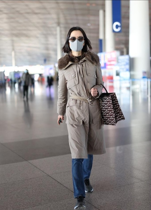 杜鹃超模身材不是吹的穿长款派克羽绒配牛仔裤冷艳清瘦太气质