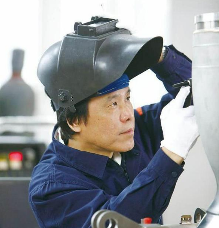 中国"焊将"高凤林:外企8倍年薪挖不动,只在闲时焊接东风导弹!_腾讯新