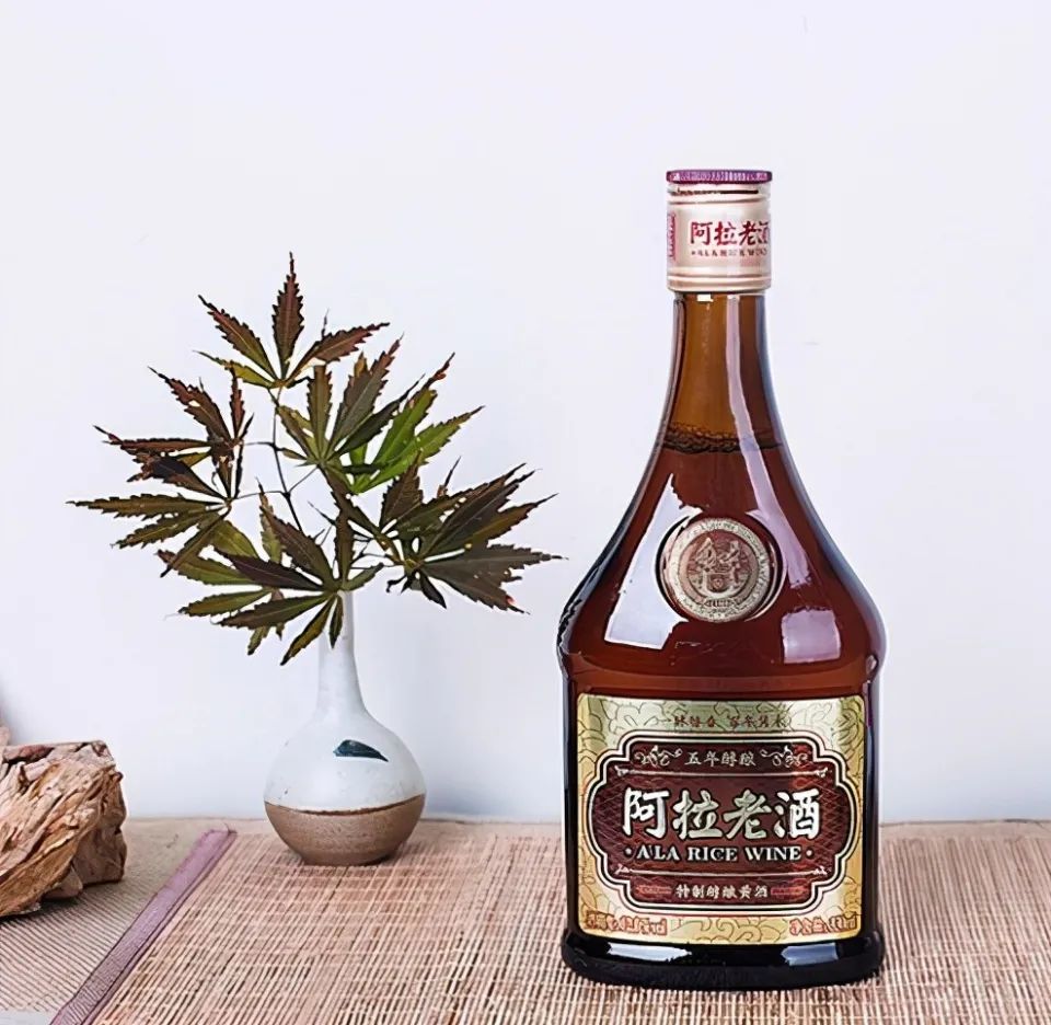 阿拉老酒同山镇地处盆地,常年恒温,可以更好地储存酒,因此同山烧入口