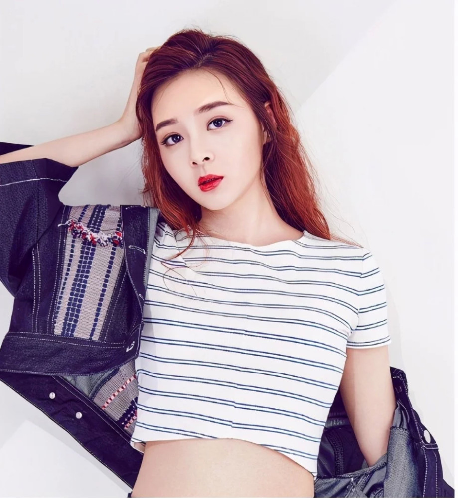 她14岁把"初恋"给了释小龙,被全网禁止整容,26岁长成这样