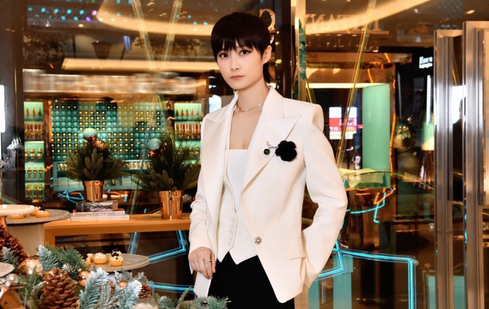 李宇春怼老板龙丹妮,和公司对着干?_腾讯新闻