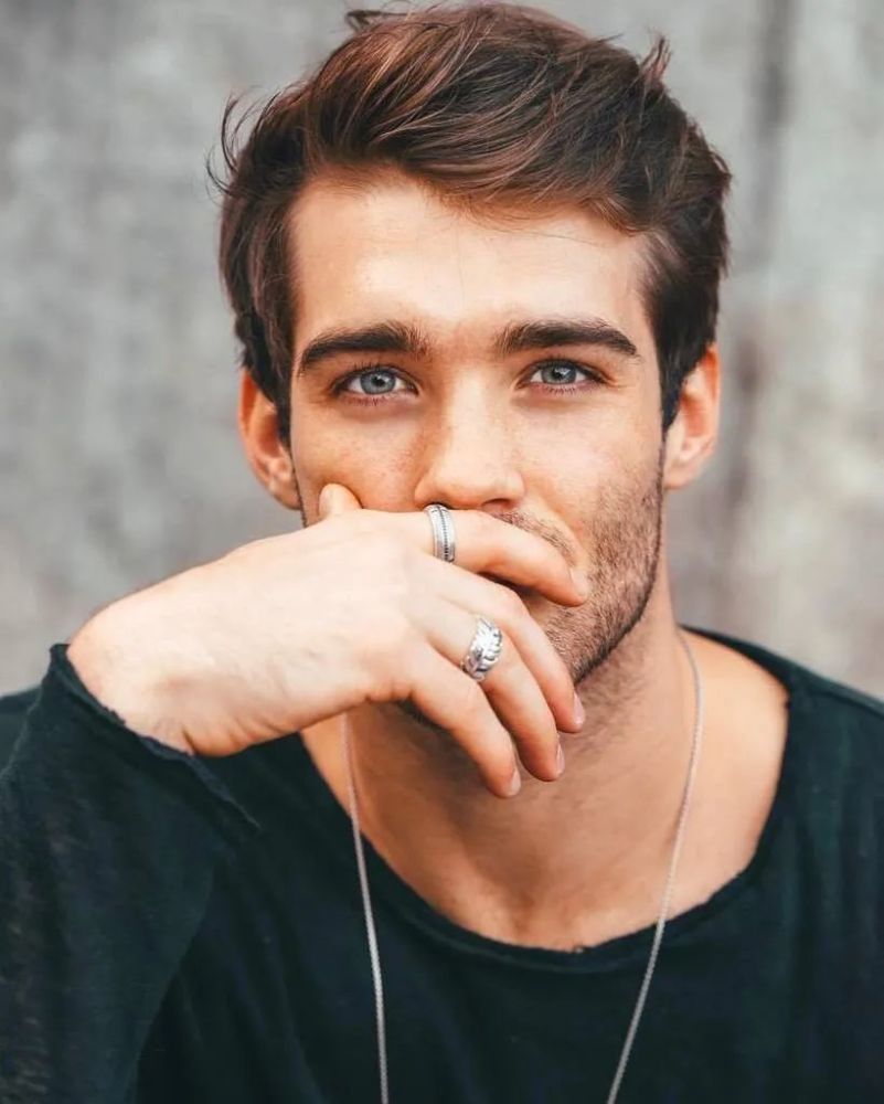 浓眉大眼的德国男模,好喜欢他无辜可怜的眼神!