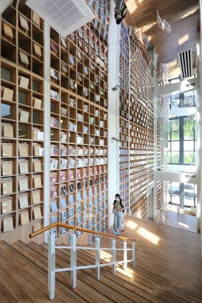 台湾超美书墙图书馆!文青质感阶梯阅读时光