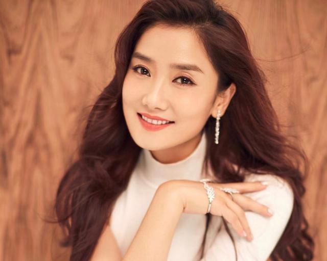 凤凰传奇玲花被找茬,遭陌生男子故意挡路,对方表情凶狠还动手