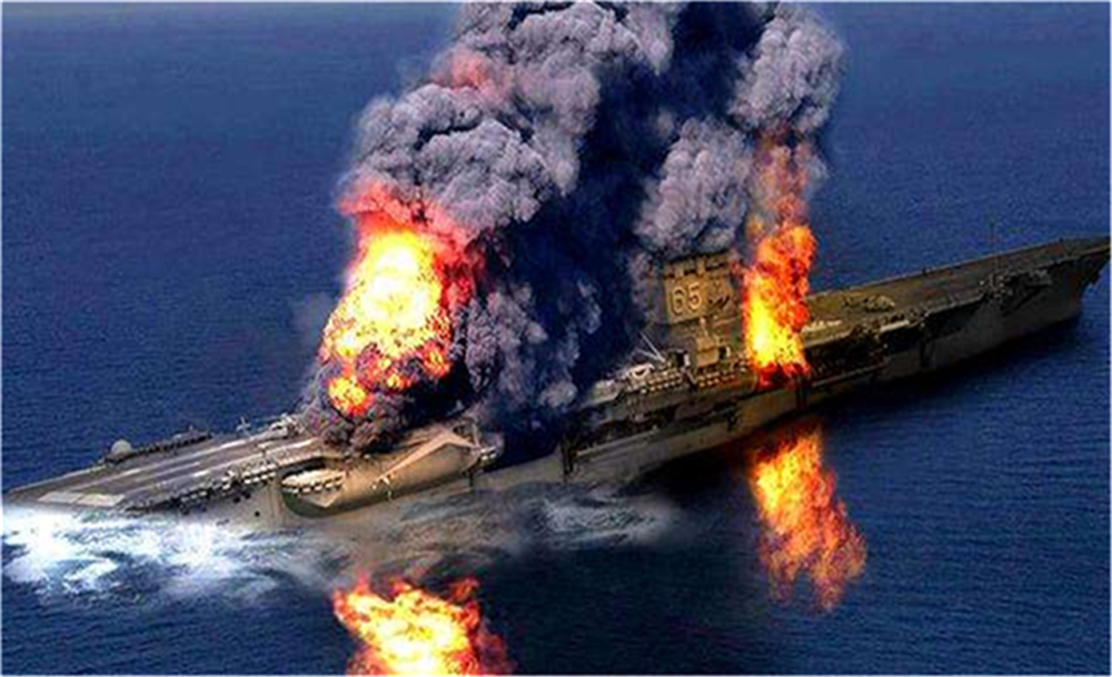 美国海军"好人理查德"号是7月12日爆炸起火的,后来熊熊大火就持续燃烧