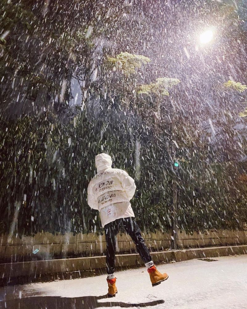 看见雪时的满心欢喜第一个想告诉的就是你下雪天爱豆图