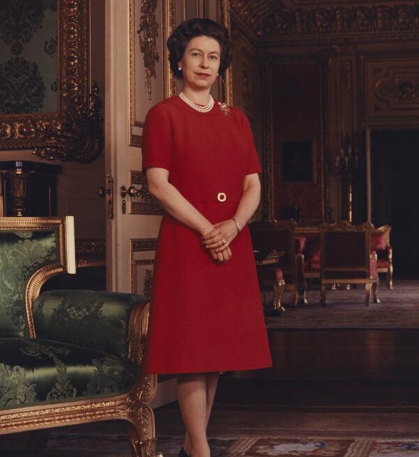 英国女王真的不服老!穿浅蓝星光裙看着好清纯,hold住怼脸拍超优雅