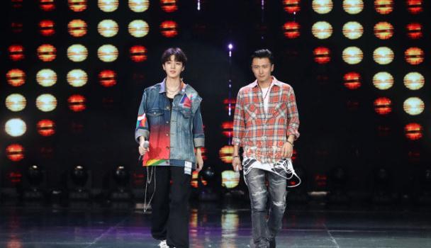 谢霆锋和王俊凯同台走秀,穿一套乞丐装很时髦,40岁不显老!