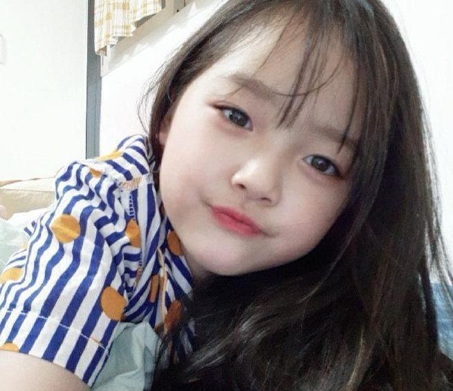 韩国最火表情包女孩长大了!妆容精致配大旁分发,才6岁太显成熟