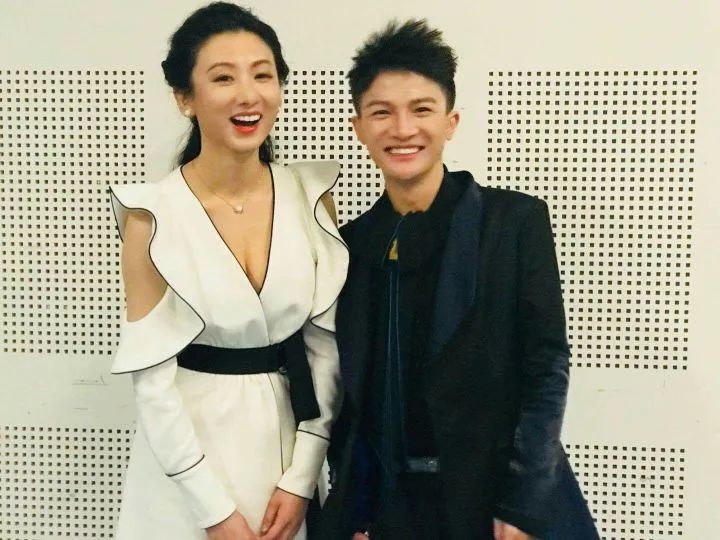 因为做过高晓松脱口秀的文案和主编,有人甚至还以为尹约是高晓松的