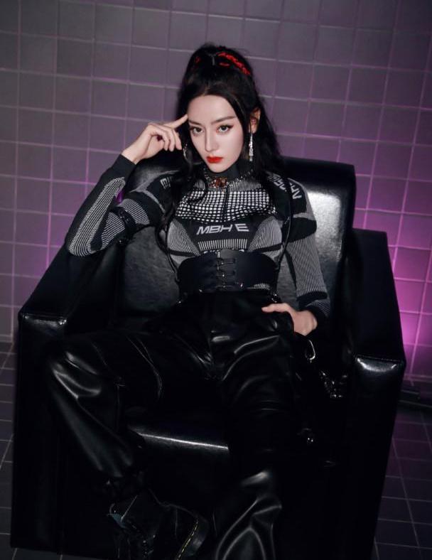 迪丽热巴厉害了把人人敬畏的皮裤穿出时尚感让人眼前一亮