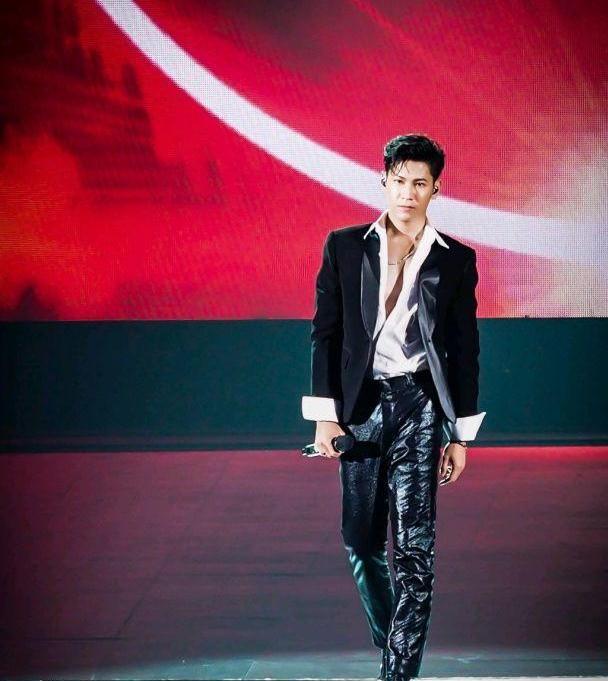 迪丽热巴厉害了 把人人 敬畏 的皮裤穿出时尚感 让人眼前一亮 迪丽热巴