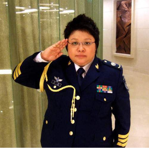 韩红自称年轻时是校花,本以为是开玩笑,看到军装照我信了