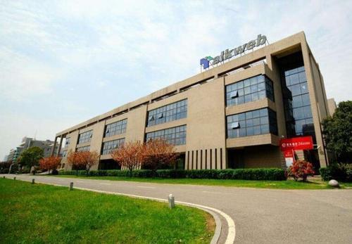 拓维信息系统股份有限公司的主营业务是以教育服务为主航道,以软件云