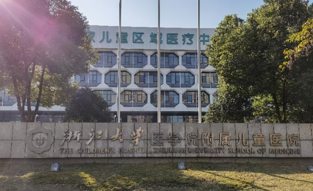 杭州被狗咬女孩并未确诊狂犬病父亲我女儿还没死将起诉造谣者