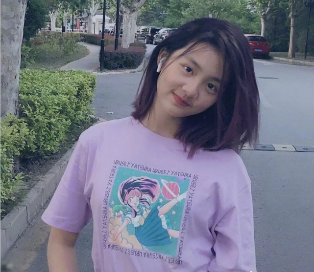 黄多多剪短发五官秀气,近照曝光让人酸,14岁就拥有"小蛮腰"?