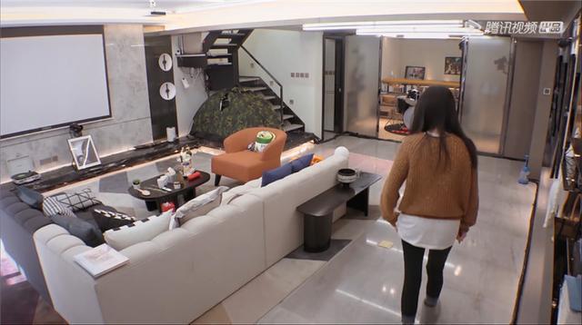 郑爽的单身豪宅,竟然自己运海沙设计沙滩,家里的摩托车也很吸睛_腾讯