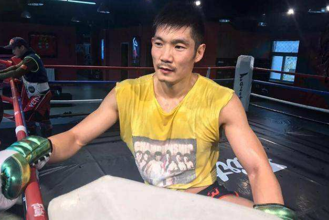 付高峰训练出场时小编看到付高峰身后出现了创新搏击总教练张涛的身影