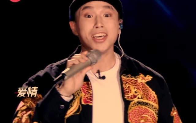 众所周知,烧饼的才华主要集中在说相声,在唱歌跳舞这件事情上,烧饼的