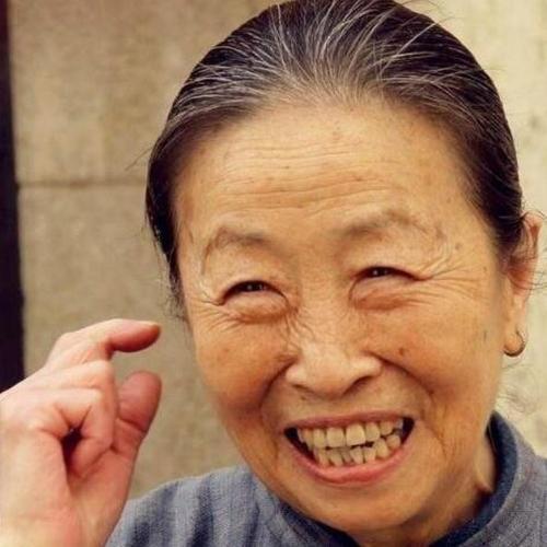 演员丑娘近照曝光坐轮椅拍戏身体堪忧亲儿不如义子太可怜