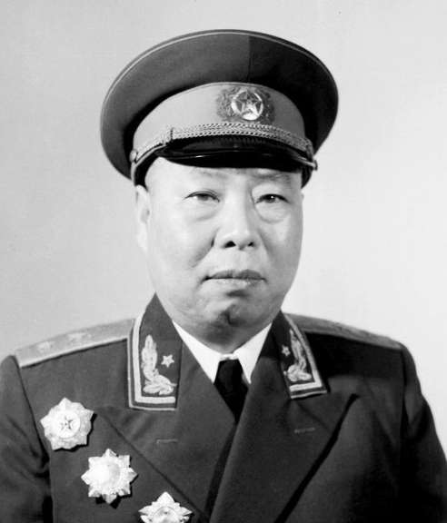 他热衷军事教育,部下将星如云,建国后被授予中将军衔_腾讯新闻
