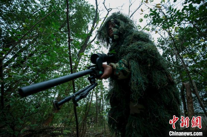 直擊武警狙擊手特訓穿梭在山林間的戰場幽靈