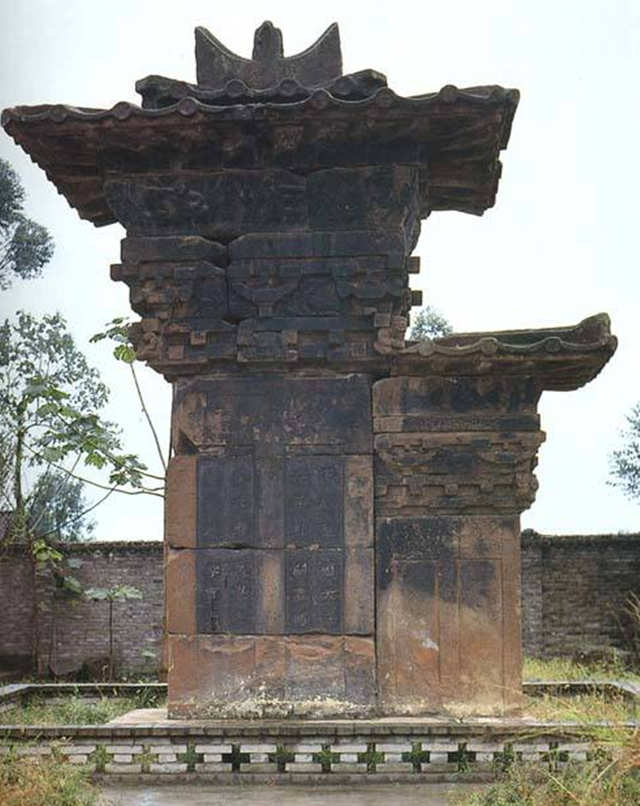 现存比较古老的阙都是石阙,其中年代最久的是河南省登封县的汉代三阙