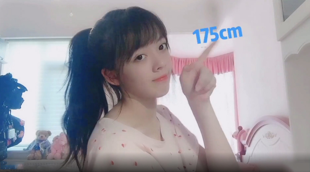 不久之前,刘黛希还拍过一段自己的介绍的视频:刘黛希,英文名叫daisy