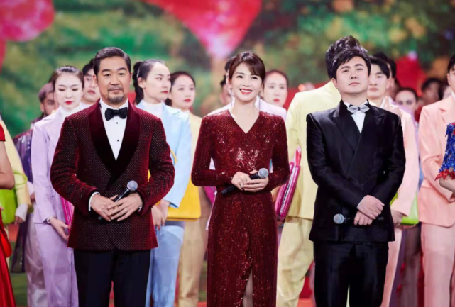 当李湘和刘涛同穿红色亮片裙,终于明白女人为什么天天嚷着要减肥