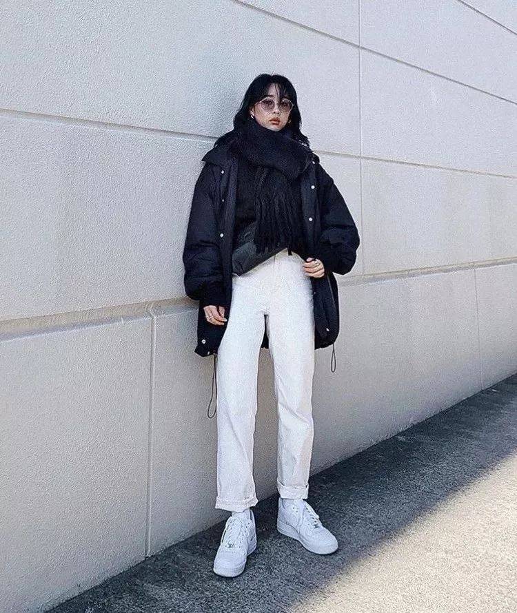 印花卫衣 军绿色工装裤,舒适个性的搭配时髦新潮,绝对可以在人群中脱