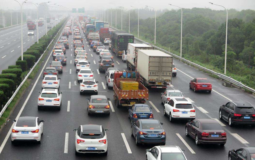 其次,車速過慢,一般國內長假旗艦,高速都是給予免費政策的,很多平時不