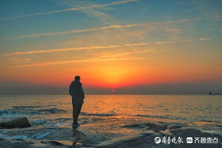 情报站旭日东升日照灯塔公园太阳升起朝气蓬勃霞光万道