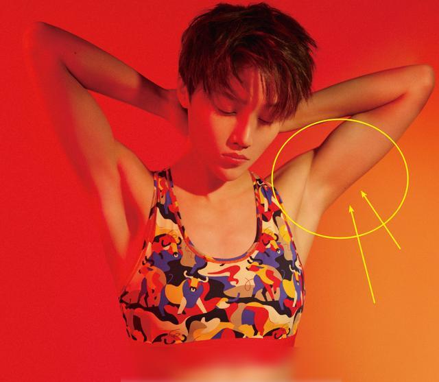 刘雨昕内衣大片来袭,造型惹眼太大胆,我却被马甲线吸引力了