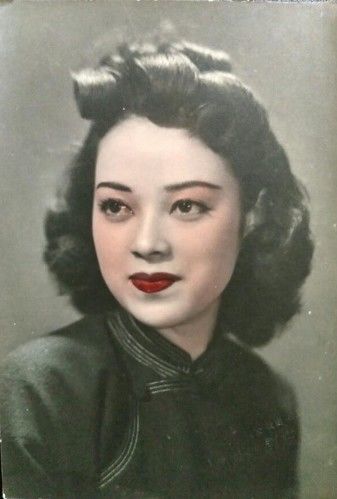 女汉奸被枪毙前,解开上衣拿出一证件后,被当即无罪释放