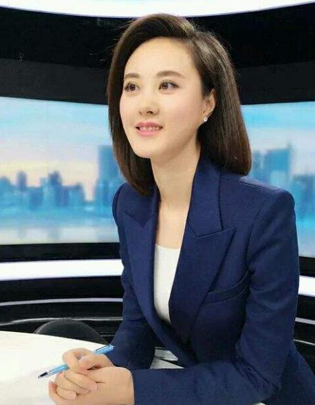 央视主持秦方,曾是"最美"高考状元,如今39岁仍孑然一身_腾讯新闻