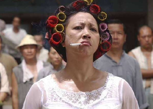 她就是剧中饰演"包租婆"的元秋,她可以说是圈内少有的女武行,她还是