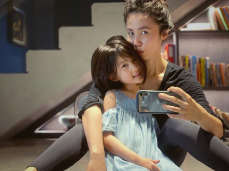 本以为黄忆慈长大够精致了看见黄少艾才知道什么是女神诞生