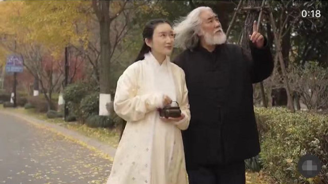 杜星霖長髮披肩身穿米色漢服,一身打扮顯得知性又溫婉,而69歲的張導則