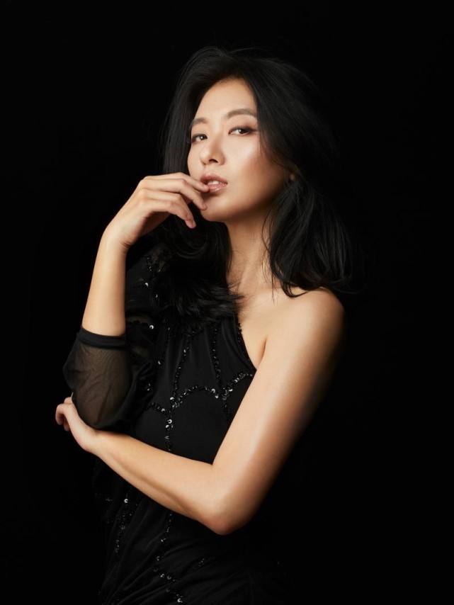 《让子弹飞》中因胸爆红,10年后赵铭再复出:"欲姐"变"御姐",想摆脱"