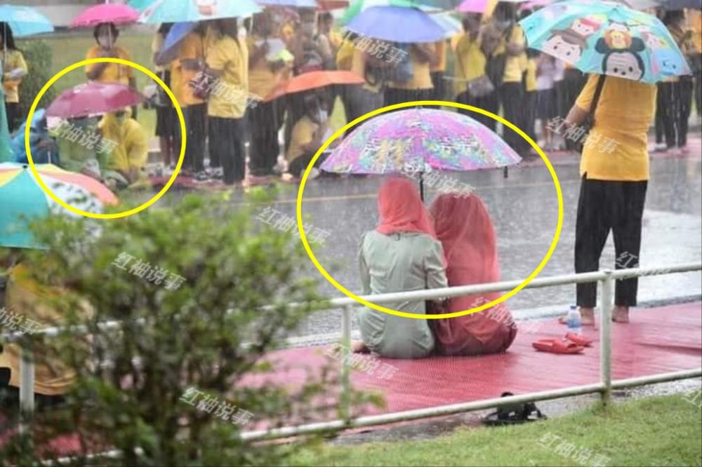 泰王夫婦冒大雨出行民眾跪地淋成落湯雞沒命令不能提前離場