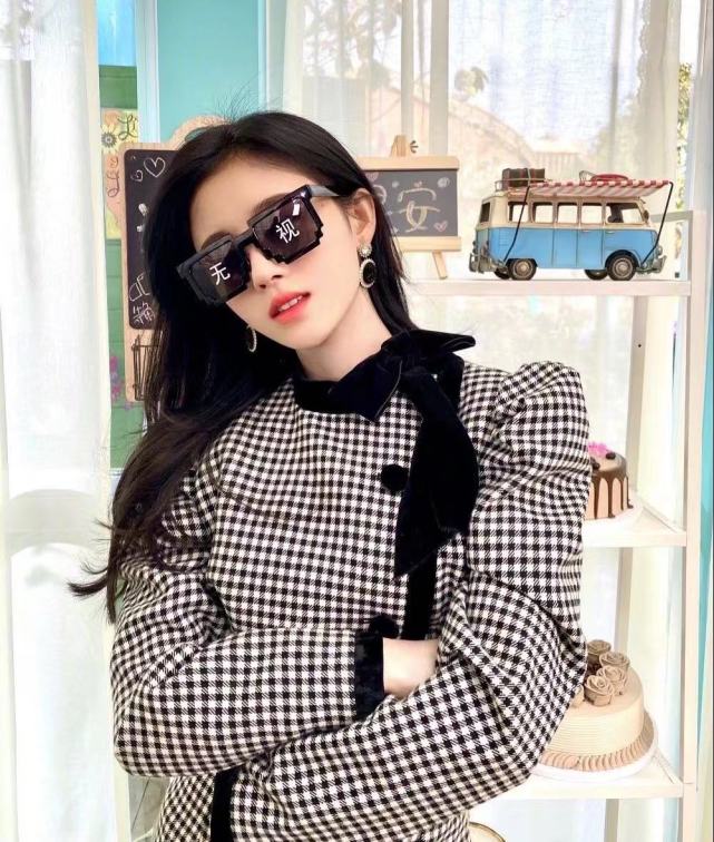 鞠婧祎晒大量日常照,张嘴"假吃"拉面,面条没有碰到嘴巴