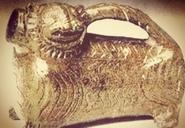 整个"官房"呈一个大壁虎状(古人视壁虎为吉祥物,有"庇护"之意,常刻于