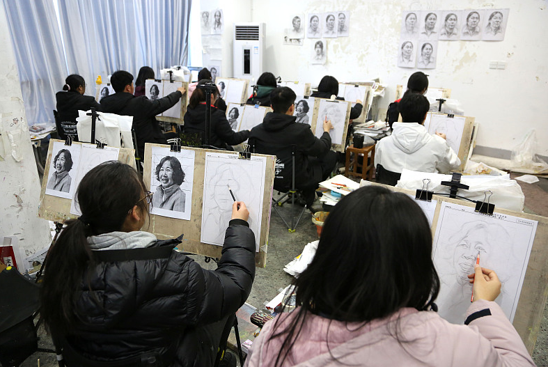 美术生自画像考试走红看到试卷老师哭笑不得直言太能糊弄