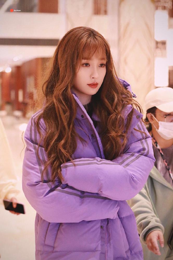 虞书欣黑色高开叉裙子亮相活动一头波浪卷发迷人性感尽显优雅