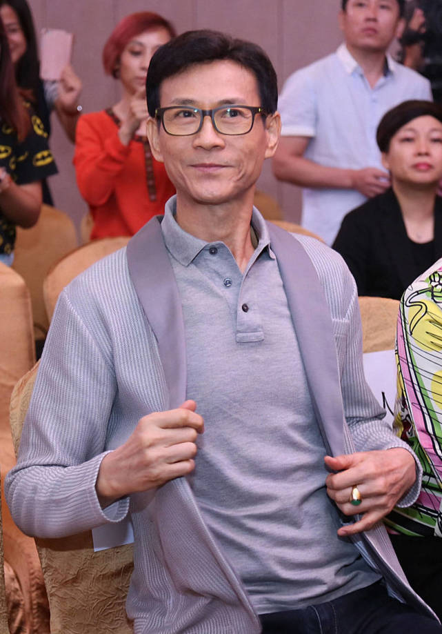 1,郑少秋(70岁)人到中年,发福,胶原蛋白流失确实容易引发油腻之感.