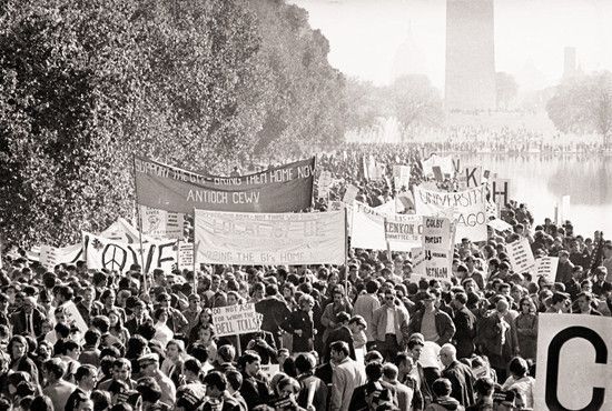 美国反越战运动老照片:队伍声势浩大,图5示威者与警察爆发冲突